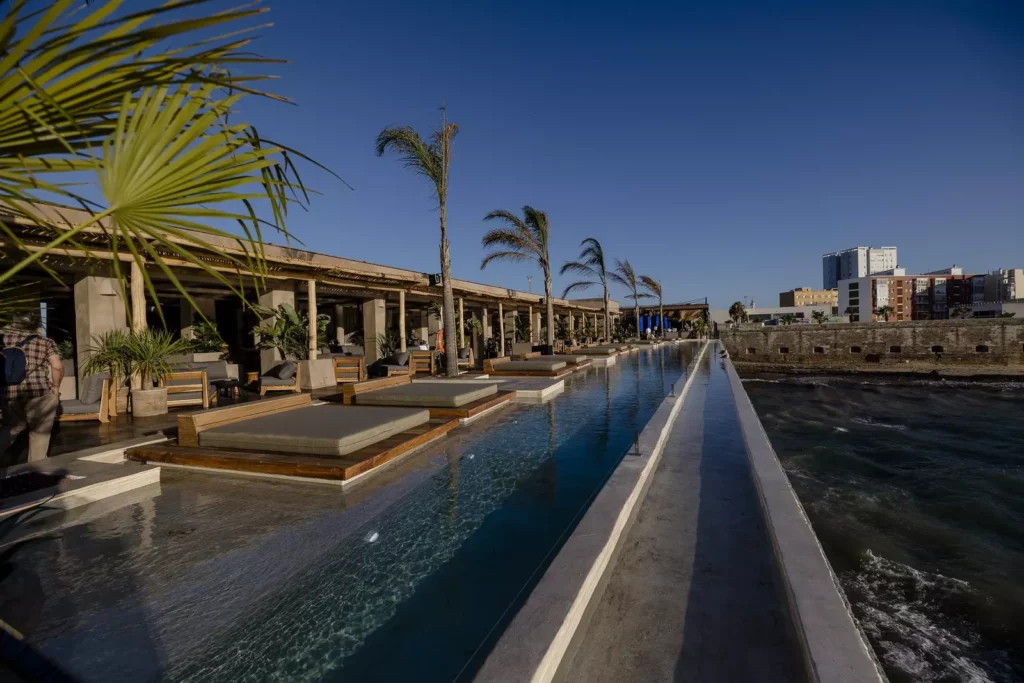 Zona piscina beach Club Calachica en Cádiz