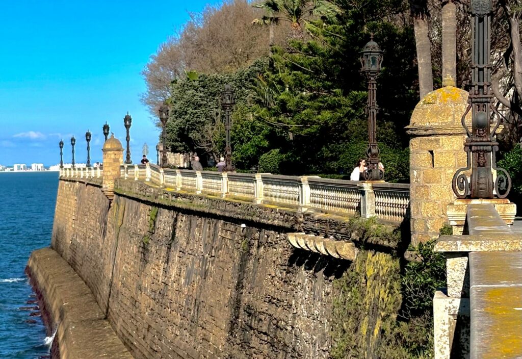 fotografia de la muralla y el paseo de la Alameda en la ciudad de Cádiz