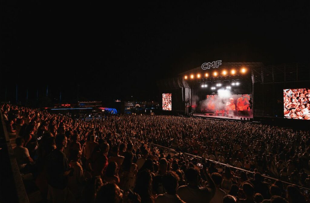 fotografía de las Vacaciones de Verano en Cádiz desde el público al escenario del Festival Concert music de Chiclana de la Frontera