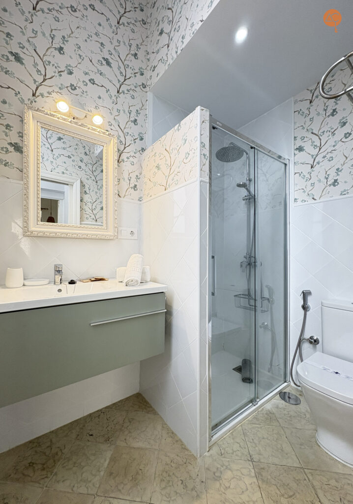 Baño en apartamento turístico en Cádiz con AC-GESTIÓN 
