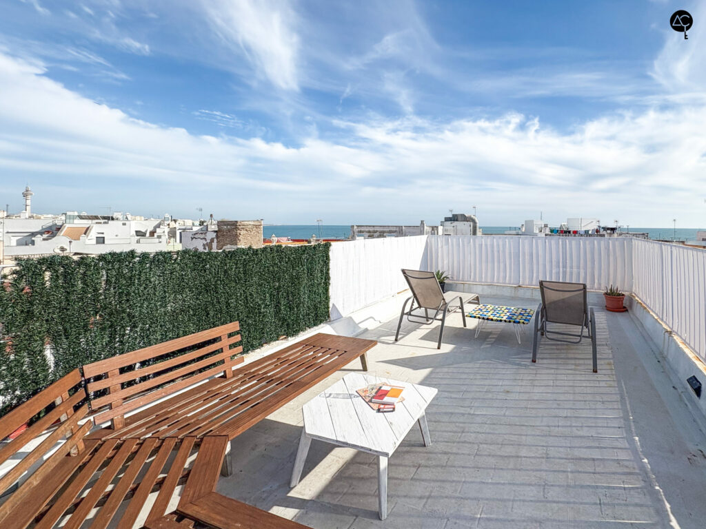Terraza con vistas La Catedral vista desde Apartamento turístico en Cádiz con AC-GESTIÓN