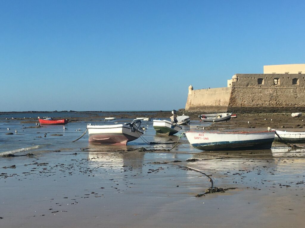 La caleta y sus barcas. planes irresistibles para vivir el verano en Cádiz