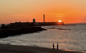 Playa De La Caleta en el atardecer, ideal para Nómadas Digitales