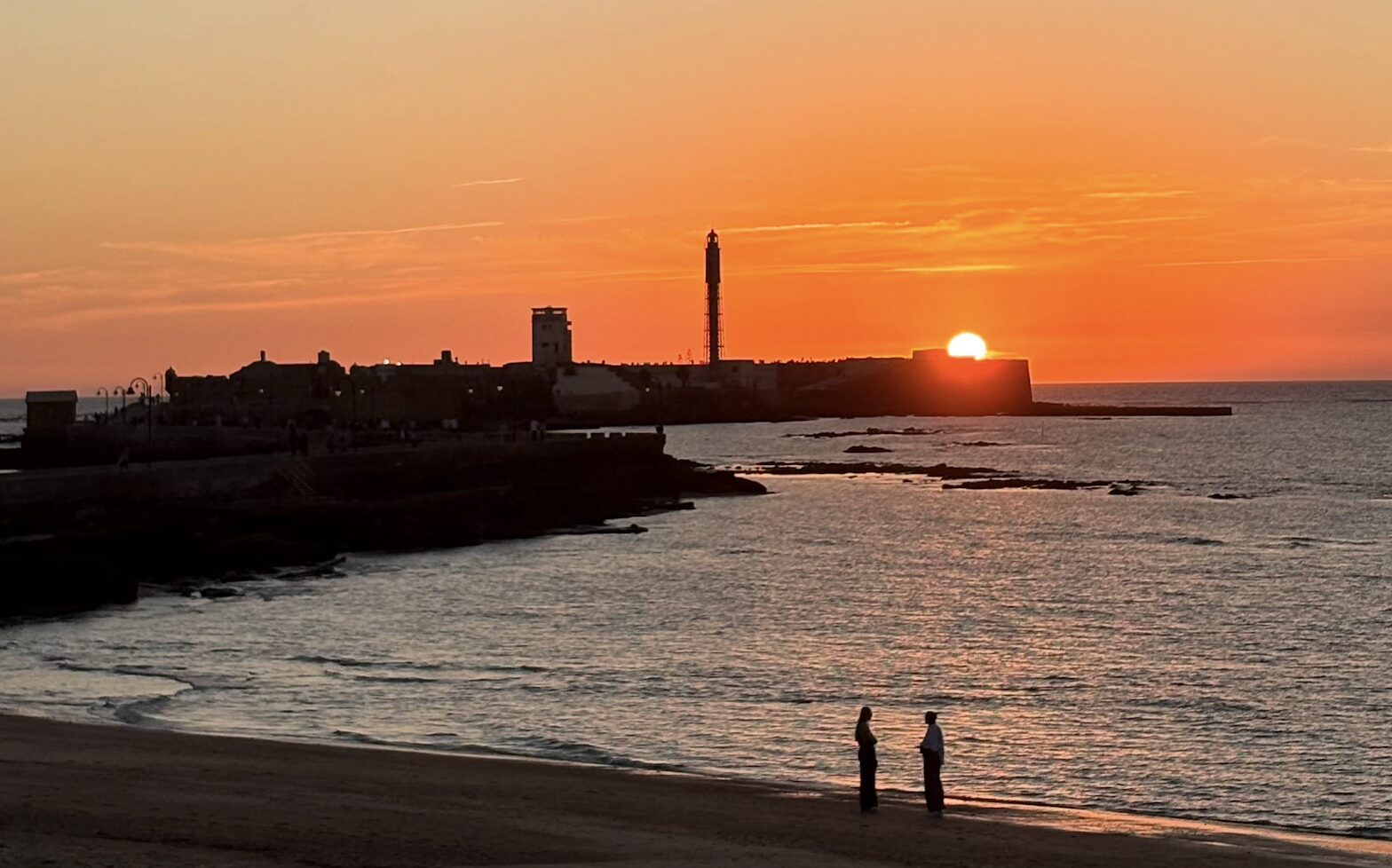 Playa De La Caleta en el atardecer, ideal para Nómadas Digitales