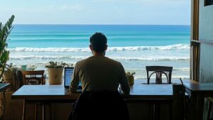 Nómada Digital frente a la playa de Cádiz