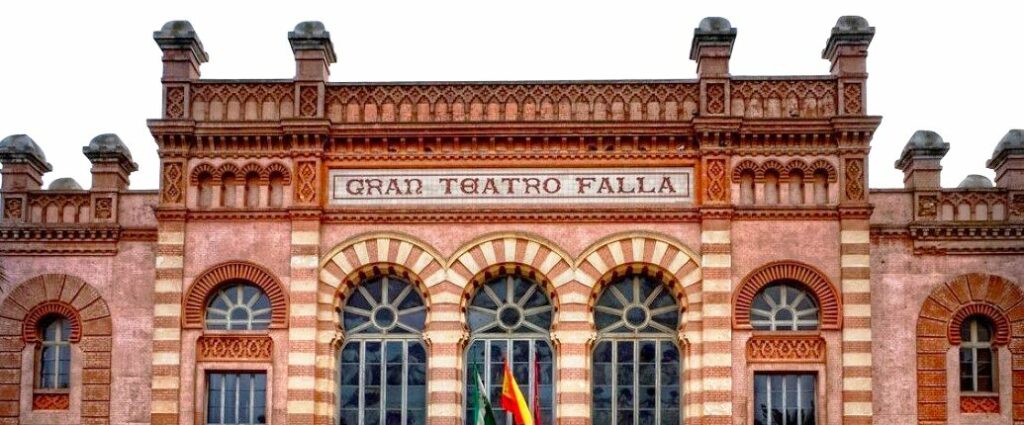 parte superior del Teatro Falla de Cádiz de ladrillo rojo