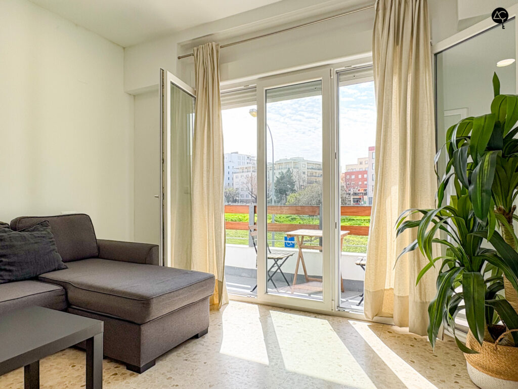 Salón con balcón imagen decorativa y acogedora