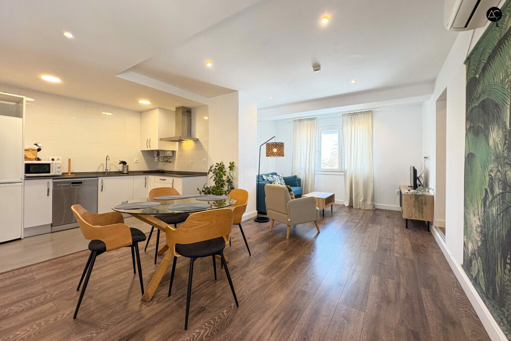 interior de Salón con Cocina y comedor, suelo de madera, imagen acogedora de una csa