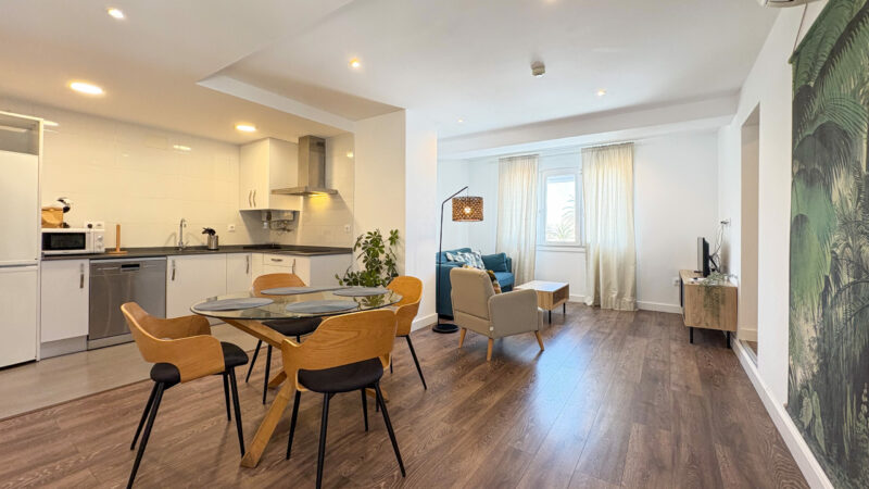 interior de Salón con Cocina y comedor, suelo de madera, imagen acogedora de una csa