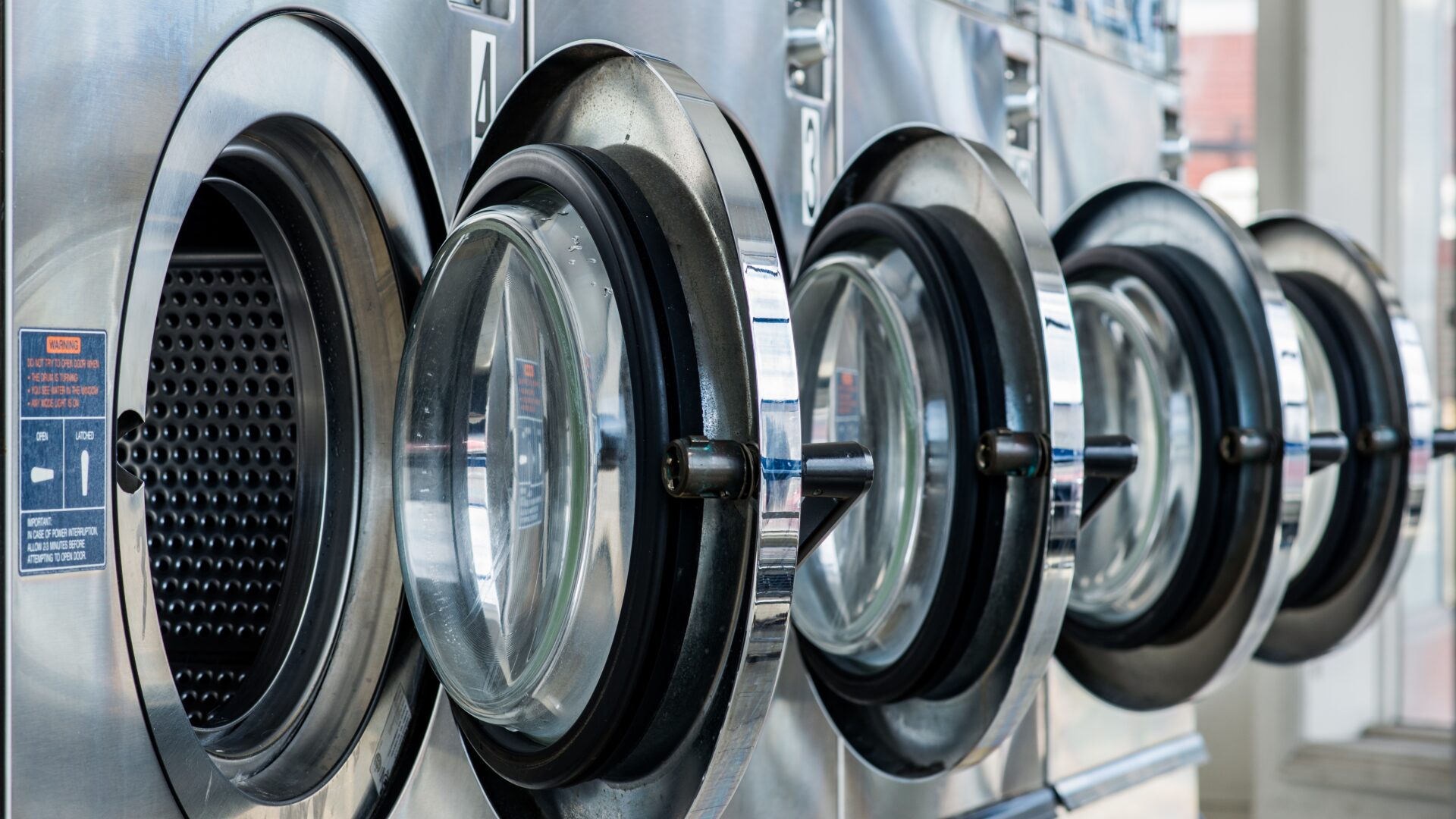 muestra lavadoras industriales con las puertas abiertas
