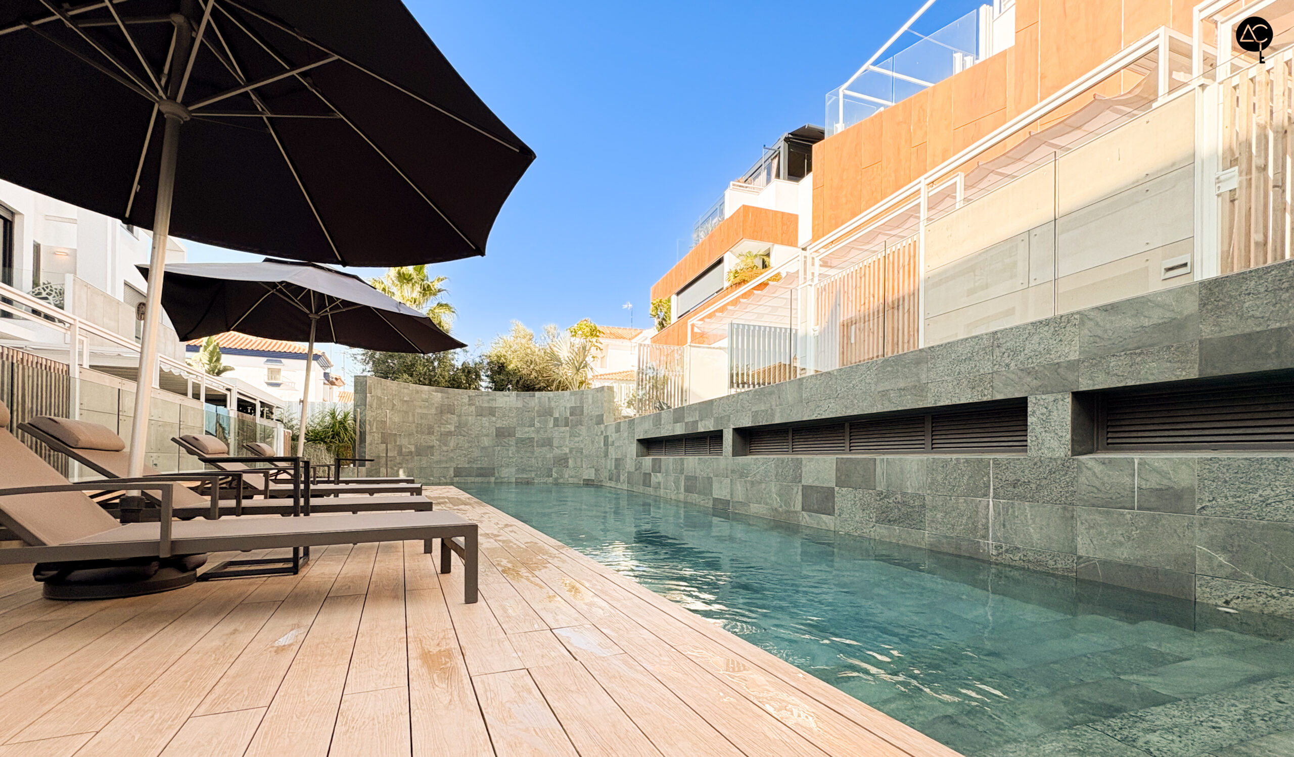 Piscina y tumbonas en zona residencial