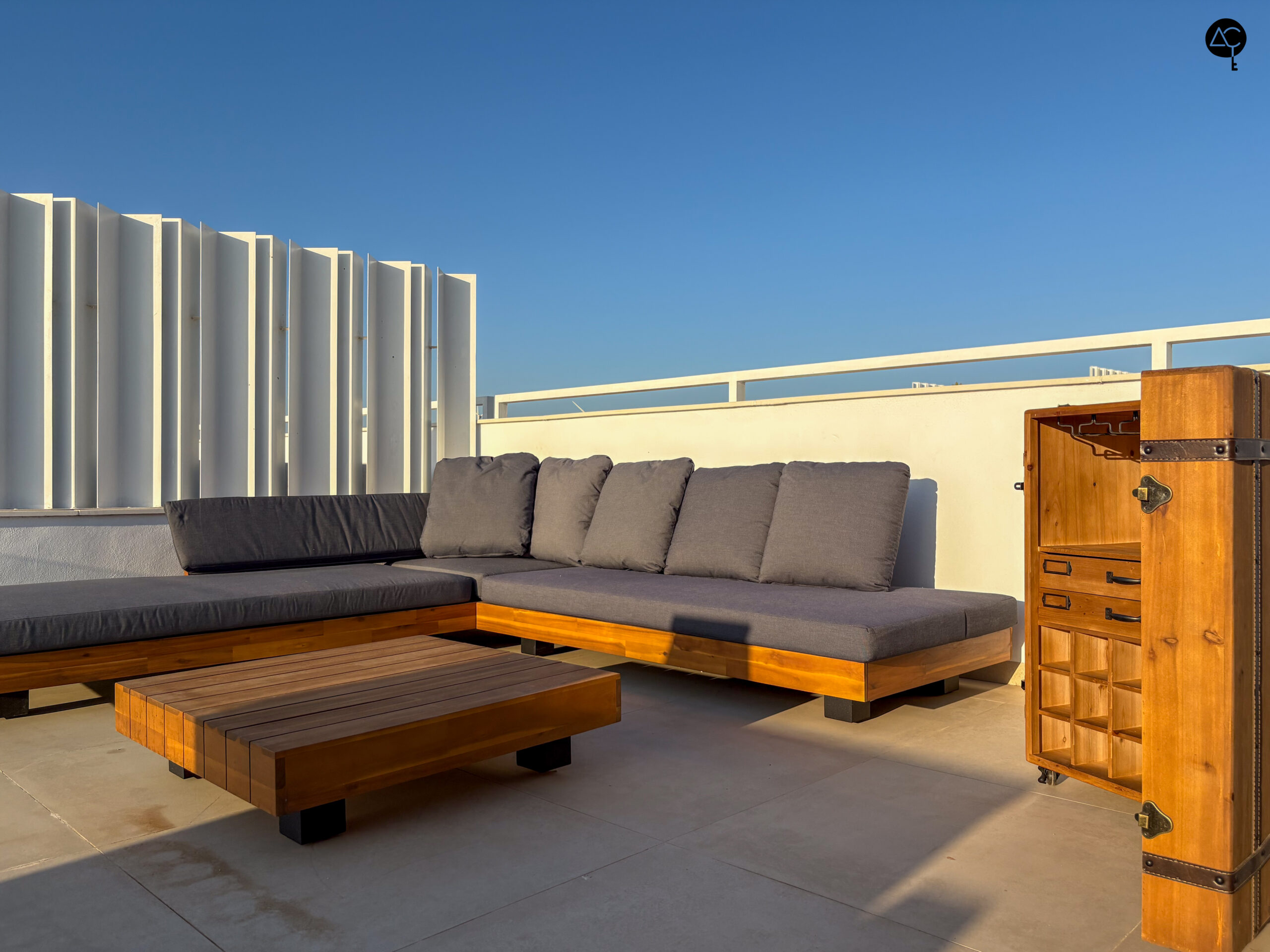 Terraza soleada con mobiliario exterior