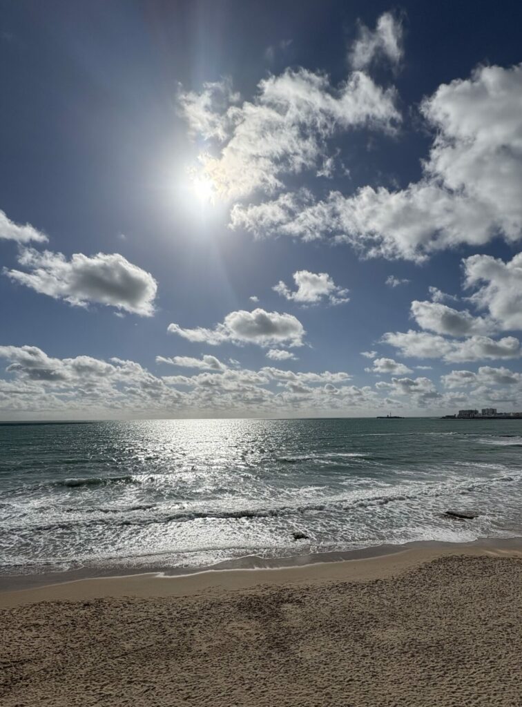 Horizonte desde una playa de Cádiz