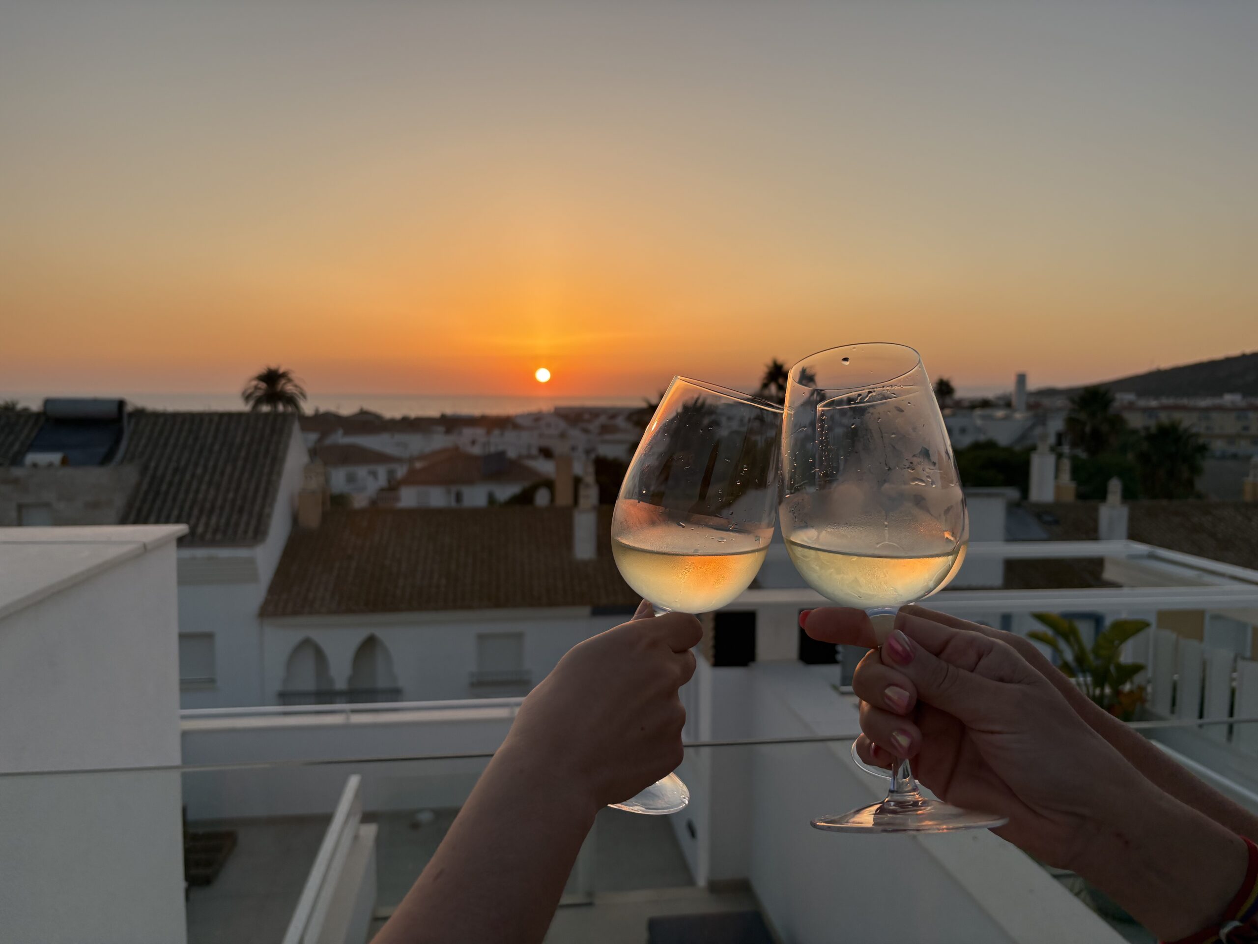 brindis de copas con puesta de sol de fondo