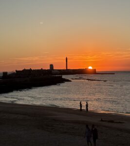puesta de sol en el horizonte de la Playa de la Caleta en Cádiz