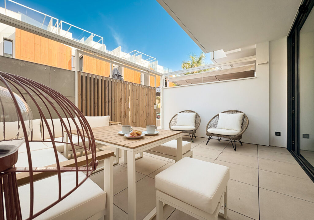 Terraza exterior con mobiliario y merienda sobre la mesa