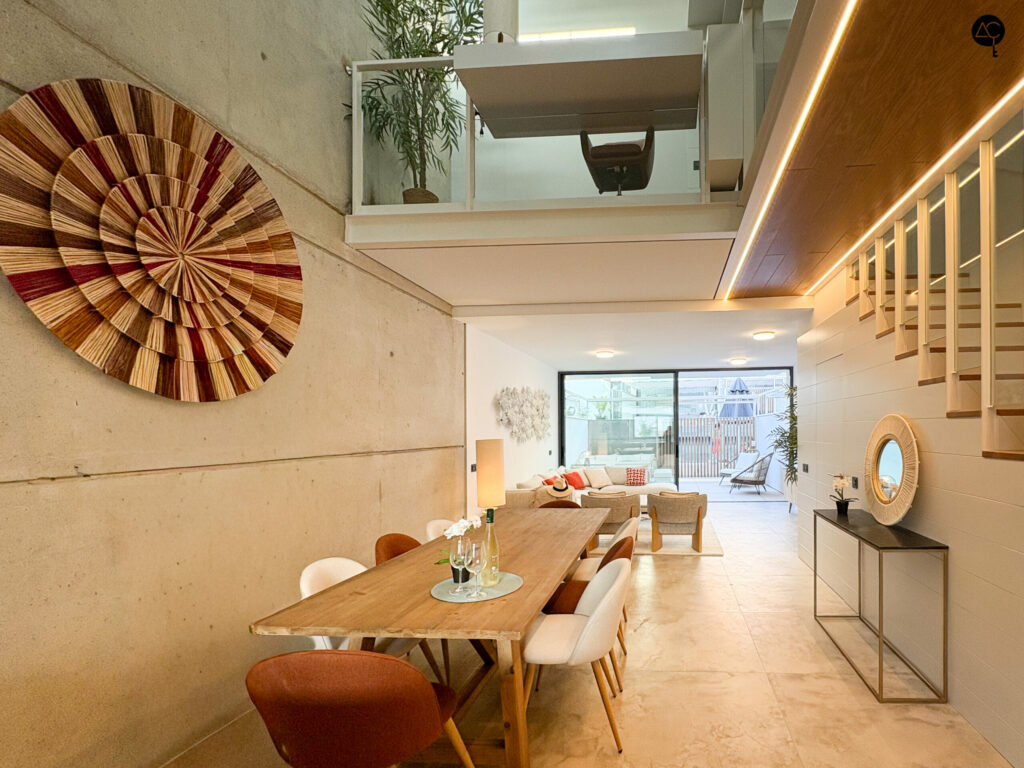 Salón comedor con vista de la escalera y patio de luz a la segunda planta
