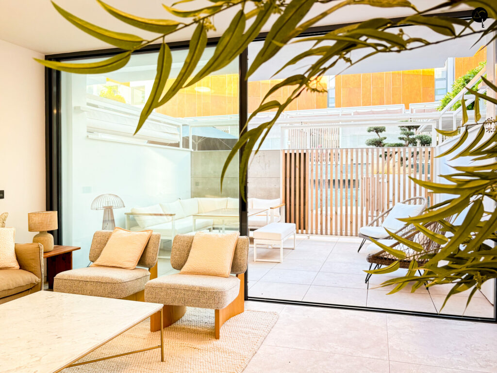 Salón con luz cálido y vistas en segundo plano a una terraza