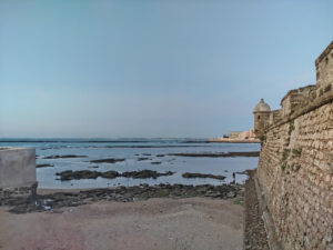 Playa de la Caleta vista de atardecer con muralla 