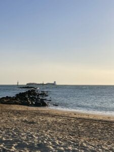 Playa de Sancti Petri con Castillo al fondo