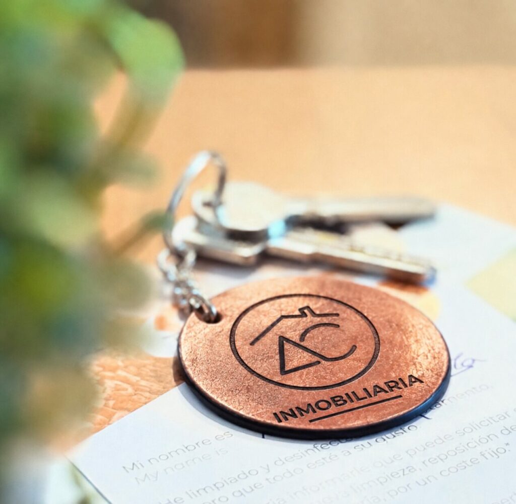 llavero con logo de AC-Inmobiliaria y con llaves
