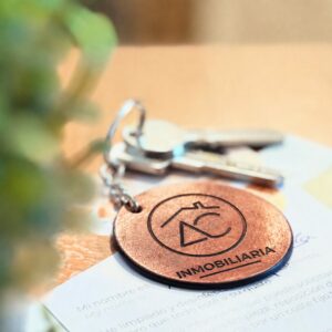 llavero con logo de AC-Inmobiliaria y con llaves