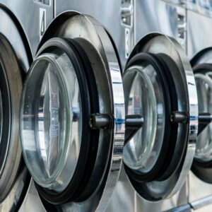 muestra lavadoras industriales con las puertas abiertas